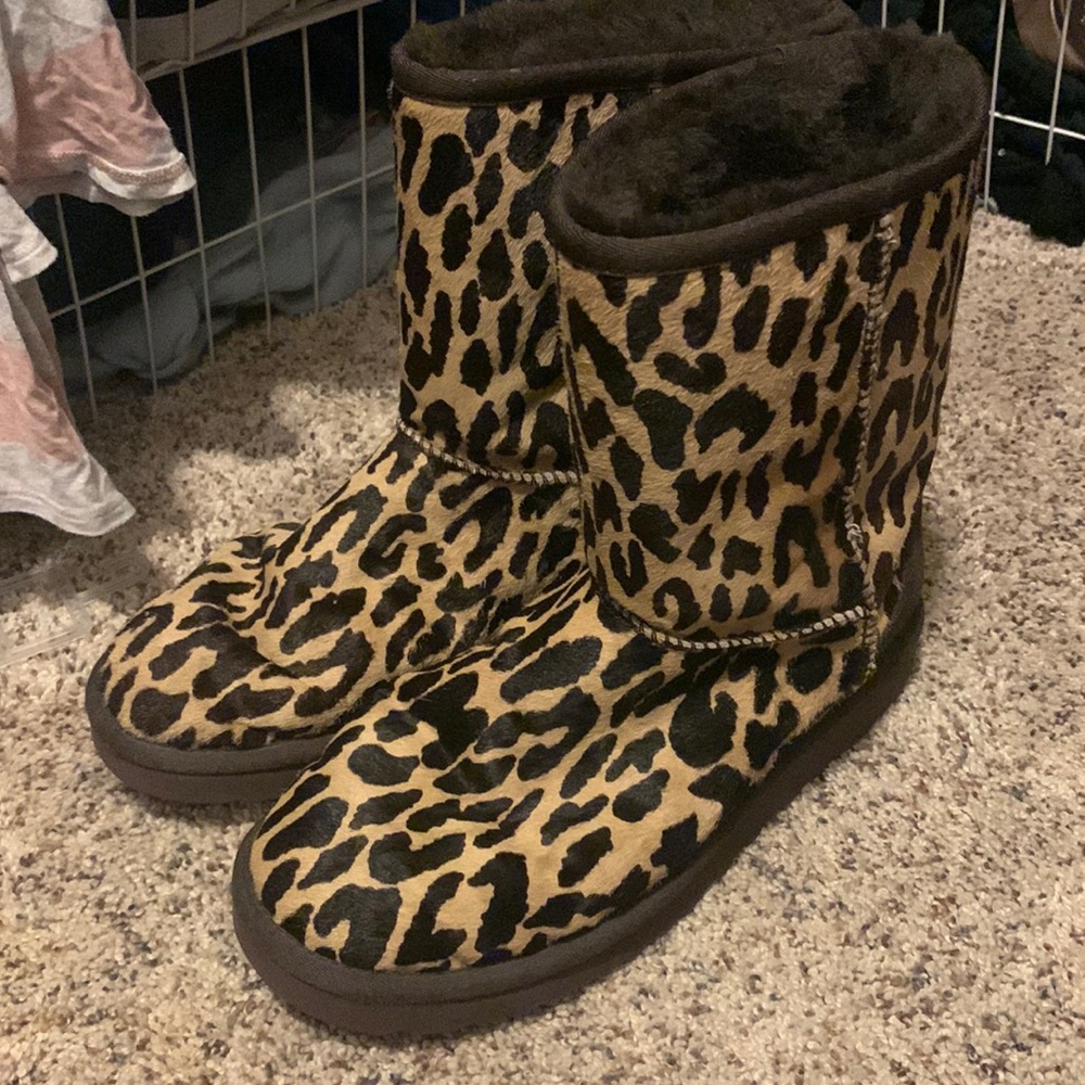 UGG leopard boots short pre owned size 8